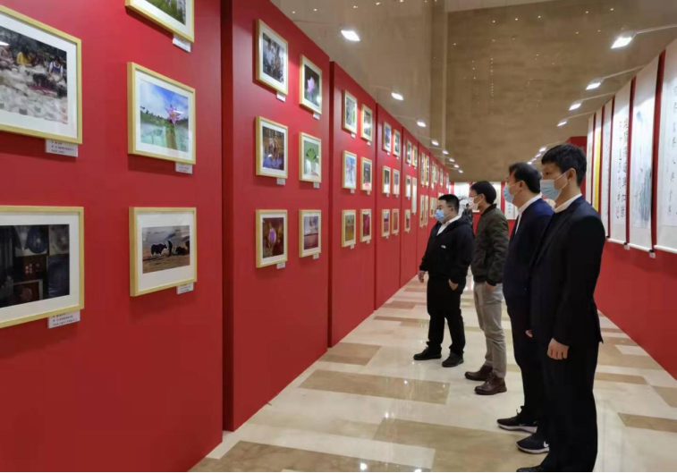 川發(fā)資管組織參觀“說廉、倡廉、行廉” 文化作品展覽